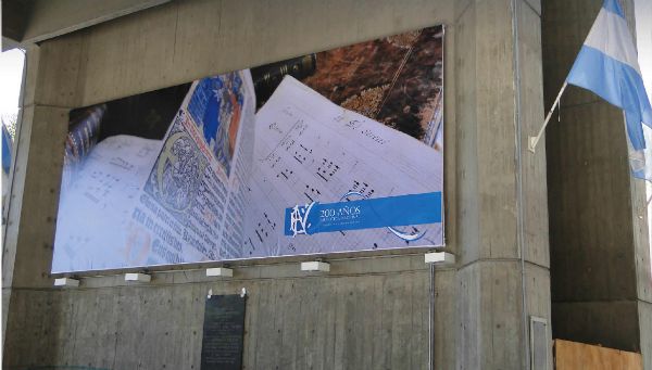 Ploteo y colocación de lonas con estructura tubular liviana intercambiables de 8x6 metros
